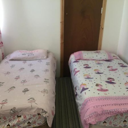 Pink House ,Opposite Beach ,Sleeps 6 , 2 Bedroom Ground Floor Self Contained Garden Flat , Private Entrance , Kitchen , Guaranteed Parking ,Wifi , Movies ,Bathroom ,Fridge , Microwave ,Bedroom 1, Double Bed & 2 Single Beds ,Bedroom 2 , Double Bed Paignton Dış mekan fotoğraf