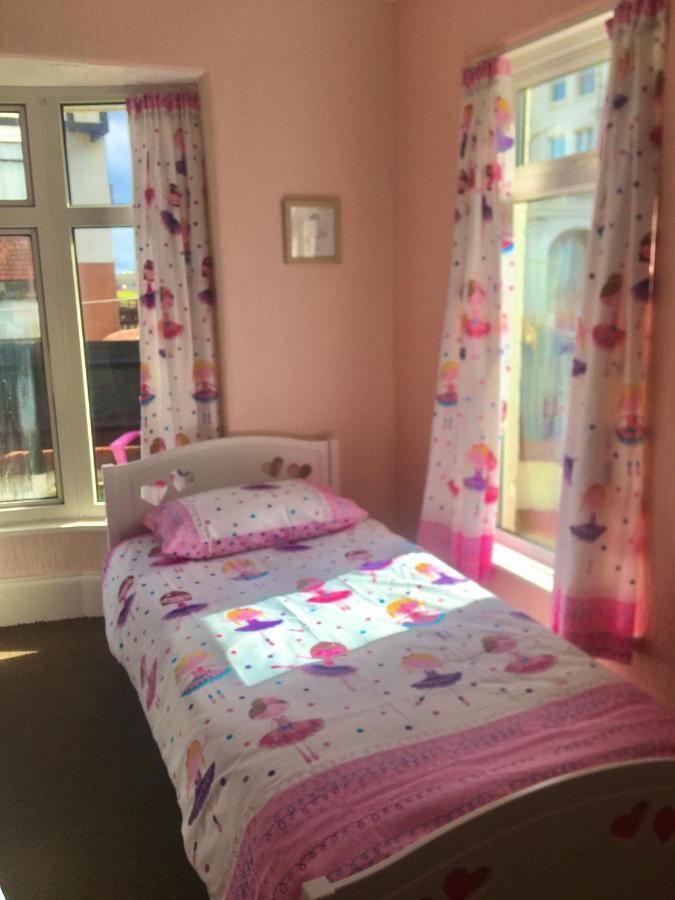 Pink House ,Opposite Beach ,Sleeps 6 , 2 Bedroom Ground Floor Self Contained Garden Flat , Private Entrance , Kitchen , Guaranteed Parking ,Wifi , Movies ,Bathroom ,Fridge , Microwave ,Bedroom 1, Double Bed & 2 Single Beds ,Bedroom 2 , Double Bed Paignton Dış mekan fotoğraf