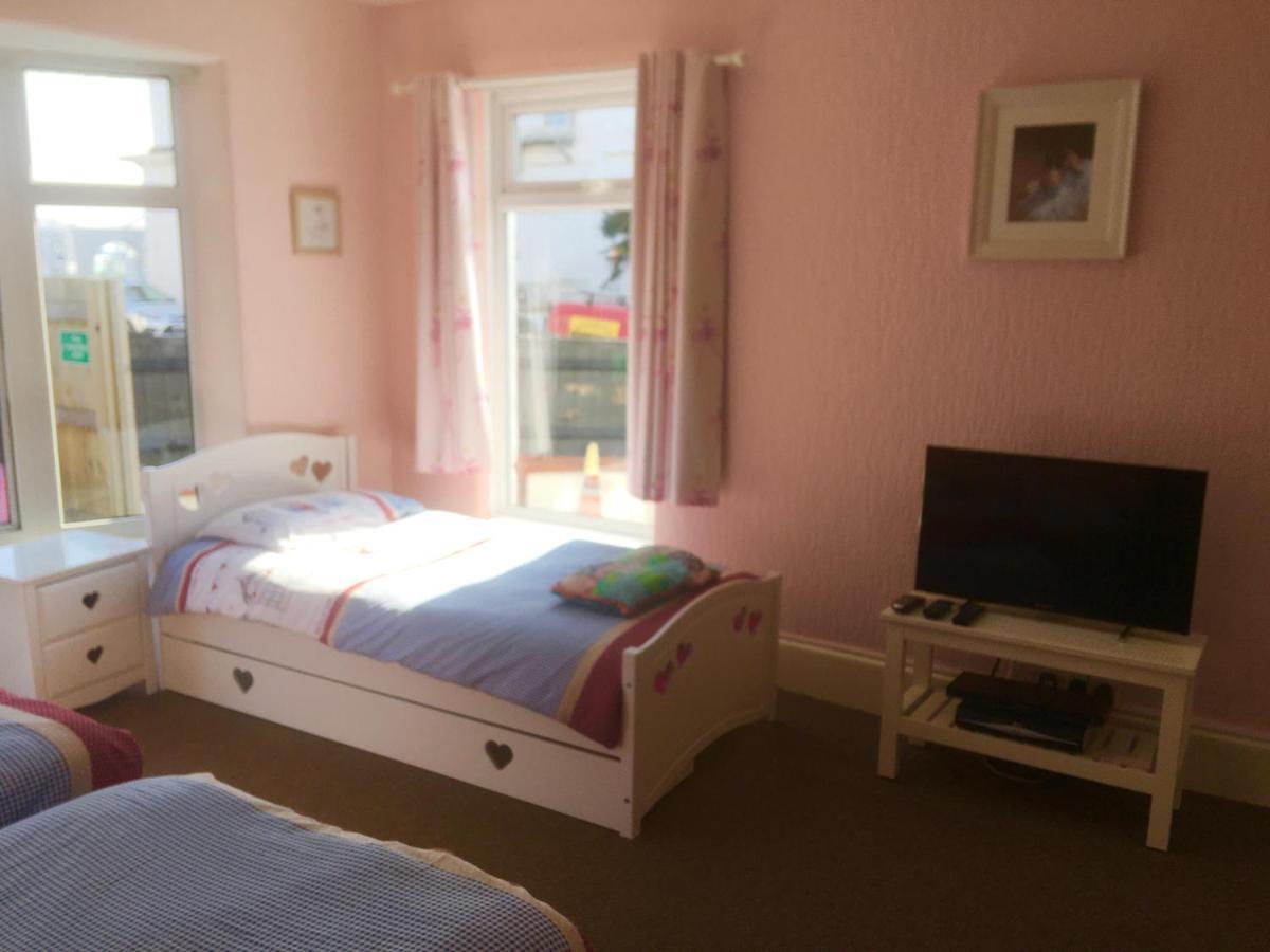 Pink House ,Opposite Beach ,Sleeps 6 , 2 Bedroom Ground Floor Self Contained Garden Flat , Private Entrance , Kitchen , Guaranteed Parking ,Wifi , Movies ,Bathroom ,Fridge , Microwave ,Bedroom 1, Double Bed & 2 Single Beds ,Bedroom 2 , Double Bed Paignton Dış mekan fotoğraf