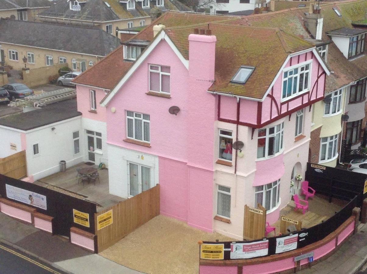 Pink House ,Opposite Beach ,Sleeps 6 , 2 Bedroom Ground Floor Self Contained Garden Flat , Private Entrance , Kitchen , Guaranteed Parking ,Wifi , Movies ,Bathroom ,Fridge , Microwave ,Bedroom 1, Double Bed & 2 Single Beds ,Bedroom 2 , Double Bed Paignton Dış mekan fotoğraf
