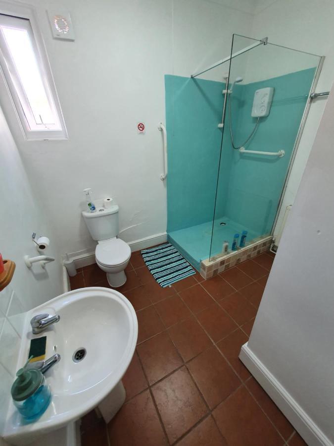 Pink House ,Opposite Beach ,Sleeps 6 , 2 Bedroom Ground Floor Self Contained Garden Flat , Private Entrance , Kitchen , Guaranteed Parking ,Wifi , Movies ,Bathroom ,Fridge , Microwave ,Bedroom 1, Double Bed & 2 Single Beds ,Bedroom 2 , Double Bed Paignton Dış mekan fotoğraf