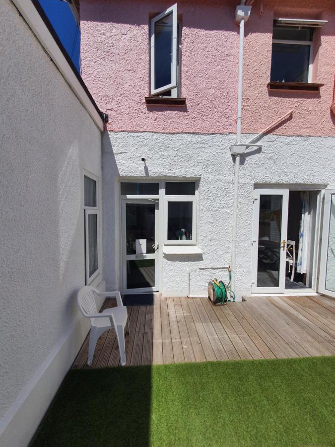 Pink House ,Opposite Beach ,Sleeps 6 , 2 Bedroom Ground Floor Self Contained Garden Flat , Private Entrance , Kitchen , Guaranteed Parking ,Wifi , Movies ,Bathroom ,Fridge , Microwave ,Bedroom 1, Double Bed & 2 Single Beds ,Bedroom 2 , Double Bed Paignton Dış mekan fotoğraf