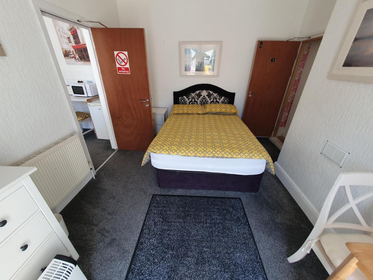 Pink House ,Opposite Beach ,Sleeps 6 , 2 Bedroom Ground Floor Self Contained Garden Flat , Private Entrance , Kitchen , Guaranteed Parking ,Wifi , Movies ,Bathroom ,Fridge , Microwave ,Bedroom 1, Double Bed & 2 Single Beds ,Bedroom 2 , Double Bed Paignton Dış mekan fotoğraf