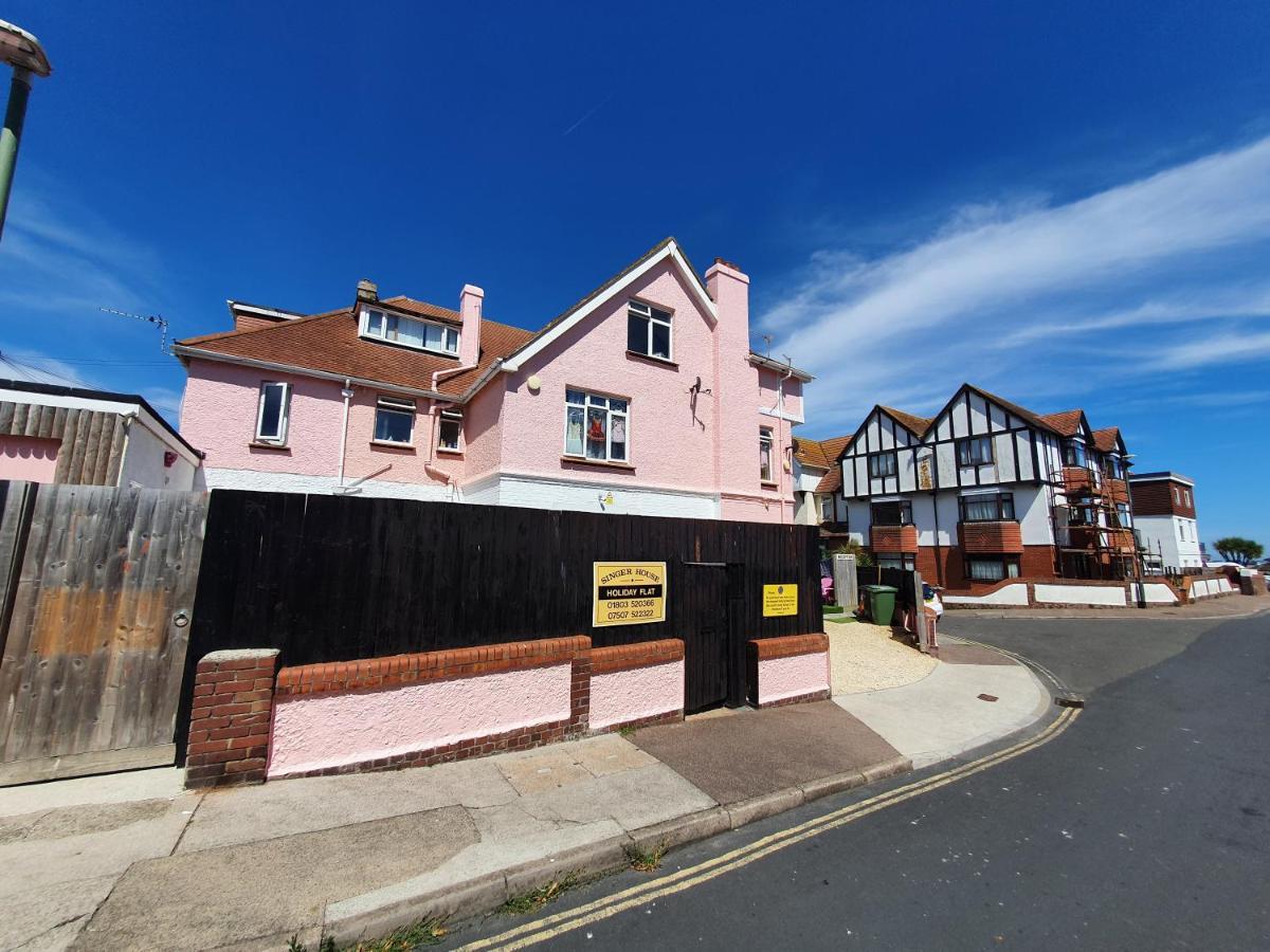 Pink House ,Opposite Beach ,Sleeps 6 , 2 Bedroom Ground Floor Self Contained Garden Flat , Private Entrance , Kitchen , Guaranteed Parking ,Wifi , Movies ,Bathroom ,Fridge , Microwave ,Bedroom 1, Double Bed & 2 Single Beds ,Bedroom 2 , Double Bed Paignton Dış mekan fotoğraf