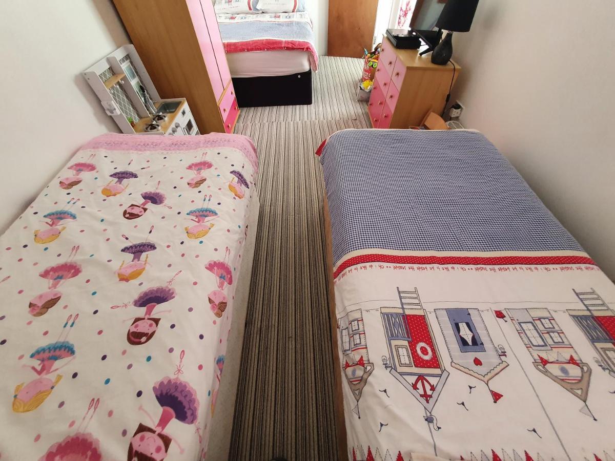 Pink House ,Opposite Beach ,Sleeps 6 , 2 Bedroom Ground Floor Self Contained Garden Flat , Private Entrance , Kitchen , Guaranteed Parking ,Wifi , Movies ,Bathroom ,Fridge , Microwave ,Bedroom 1, Double Bed & 2 Single Beds ,Bedroom 2 , Double Bed Paignton Dış mekan fotoğraf
