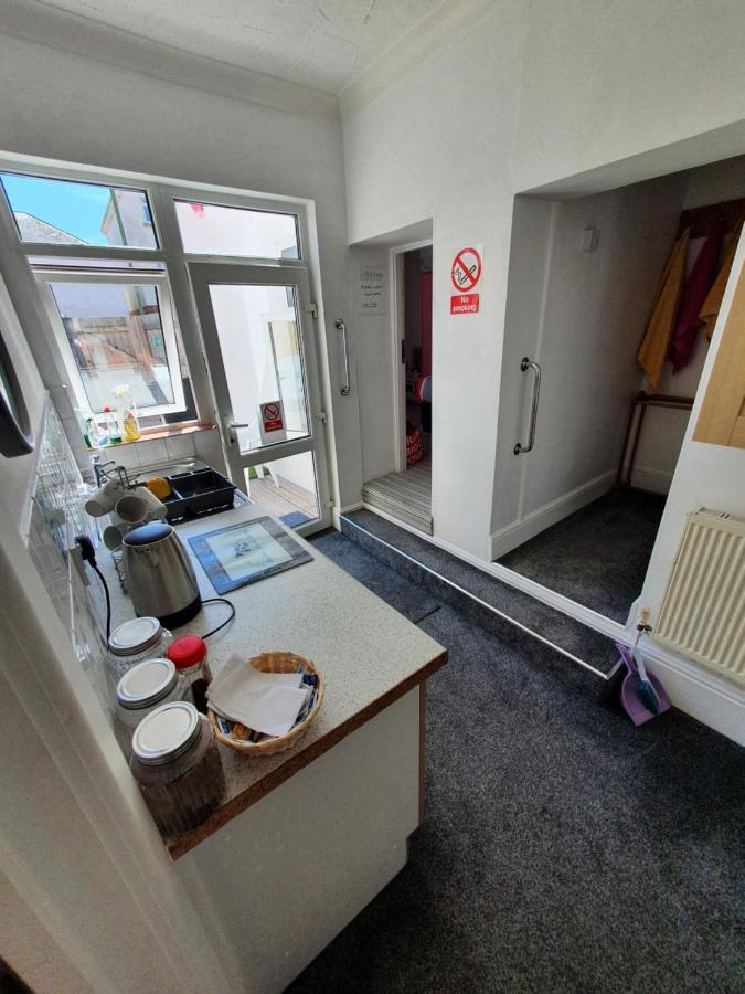 Pink House ,Opposite Beach ,Sleeps 6 , 2 Bedroom Ground Floor Self Contained Garden Flat , Private Entrance , Kitchen , Guaranteed Parking ,Wifi , Movies ,Bathroom ,Fridge , Microwave ,Bedroom 1, Double Bed & 2 Single Beds ,Bedroom 2 , Double Bed Paignton Dış mekan fotoğraf
