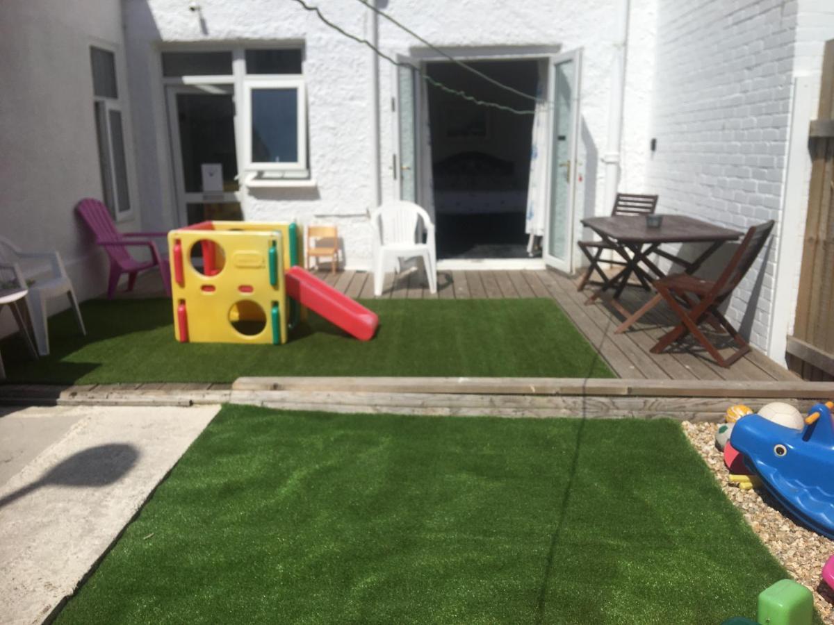 Pink House ,Opposite Beach ,Sleeps 6 , 2 Bedroom Ground Floor Self Contained Garden Flat , Private Entrance , Kitchen , Guaranteed Parking ,Wifi , Movies ,Bathroom ,Fridge , Microwave ,Bedroom 1, Double Bed & 2 Single Beds ,Bedroom 2 , Double Bed Paignton Dış mekan fotoğraf
