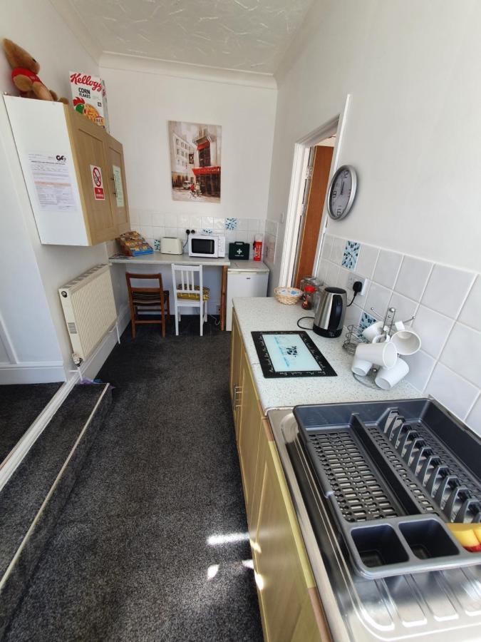 Pink House ,Opposite Beach ,Sleeps 6 , 2 Bedroom Ground Floor Self Contained Garden Flat , Private Entrance , Kitchen , Guaranteed Parking ,Wifi , Movies ,Bathroom ,Fridge , Microwave ,Bedroom 1, Double Bed & 2 Single Beds ,Bedroom 2 , Double Bed Paignton Dış mekan fotoğraf
