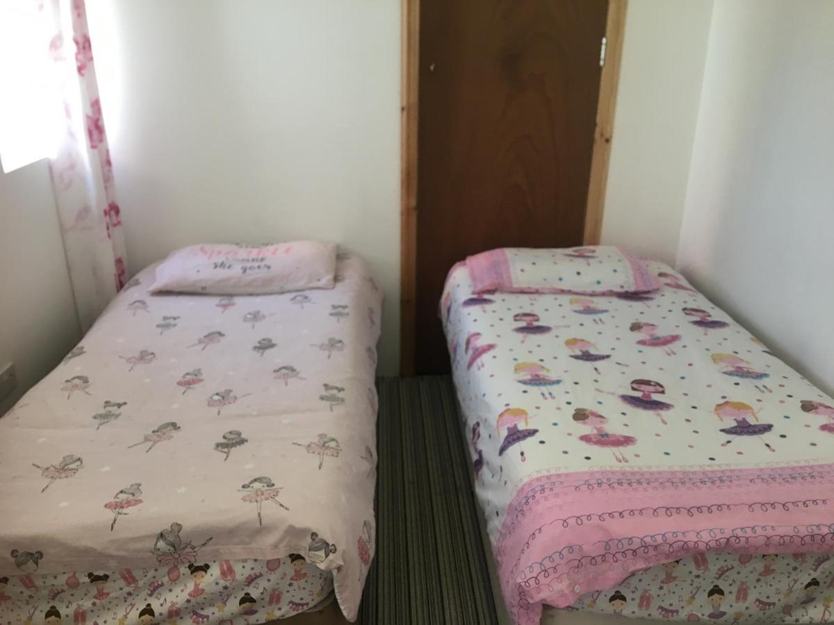 Pink House ,Opposite Beach ,Sleeps 6 , 2 Bedroom Ground Floor Self Contained Garden Flat , Private Entrance , Kitchen , Guaranteed Parking ,Wifi , Movies ,Bathroom ,Fridge , Microwave ,Bedroom 1, Double Bed & 2 Single Beds ,Bedroom 2 , Double Bed Paignton Dış mekan fotoğraf
