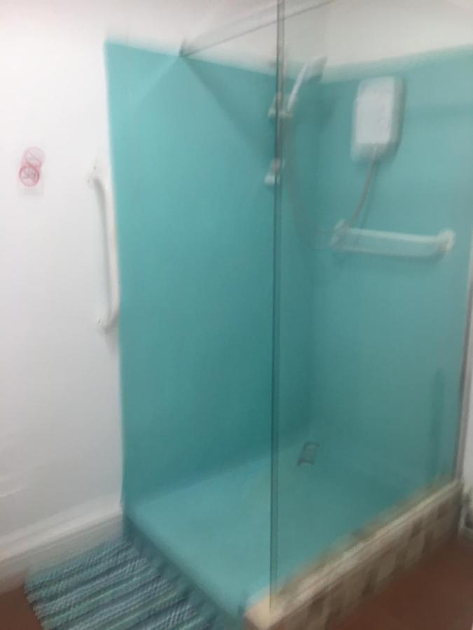 Pink House ,Opposite Beach ,Sleeps 6 , 2 Bedroom Ground Floor Self Contained Garden Flat , Private Entrance , Kitchen , Guaranteed Parking ,Wifi , Movies ,Bathroom ,Fridge , Microwave ,Bedroom 1, Double Bed & 2 Single Beds ,Bedroom 2 , Double Bed Paignton Dış mekan fotoğraf