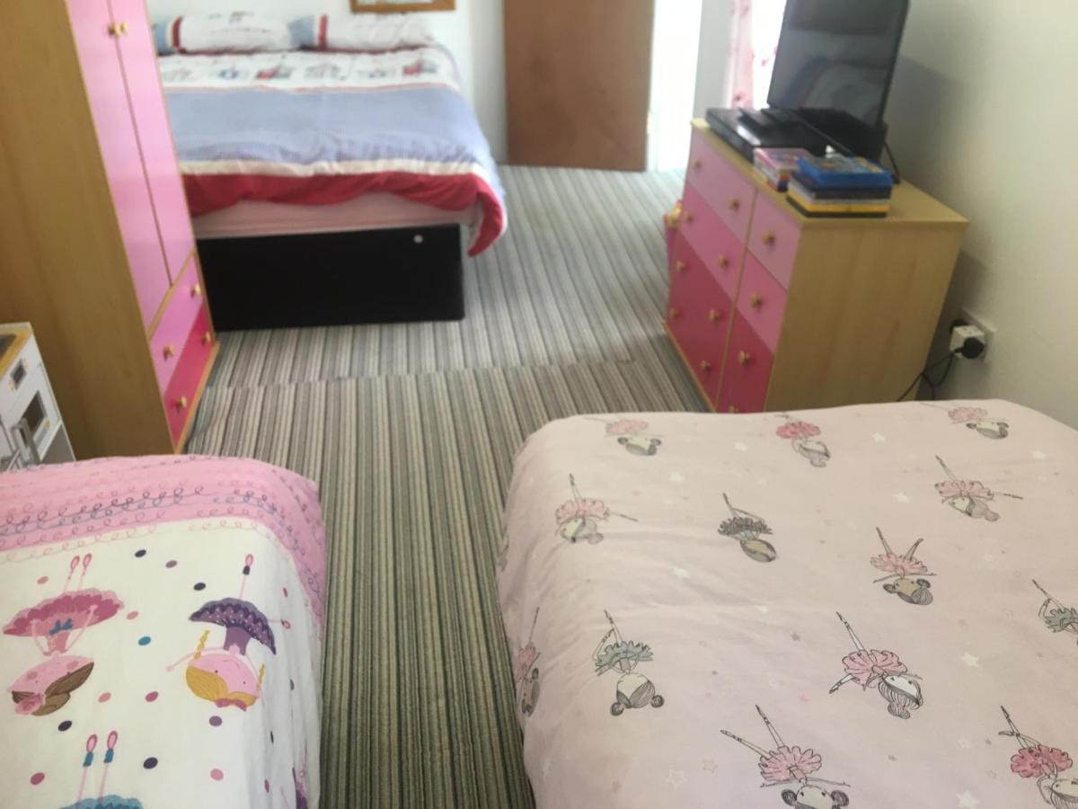 Pink House ,Opposite Beach ,Sleeps 6 , 2 Bedroom Ground Floor Self Contained Garden Flat , Private Entrance , Kitchen , Guaranteed Parking ,Wifi , Movies ,Bathroom ,Fridge , Microwave ,Bedroom 1, Double Bed & 2 Single Beds ,Bedroom 2 , Double Bed Paignton Dış mekan fotoğraf