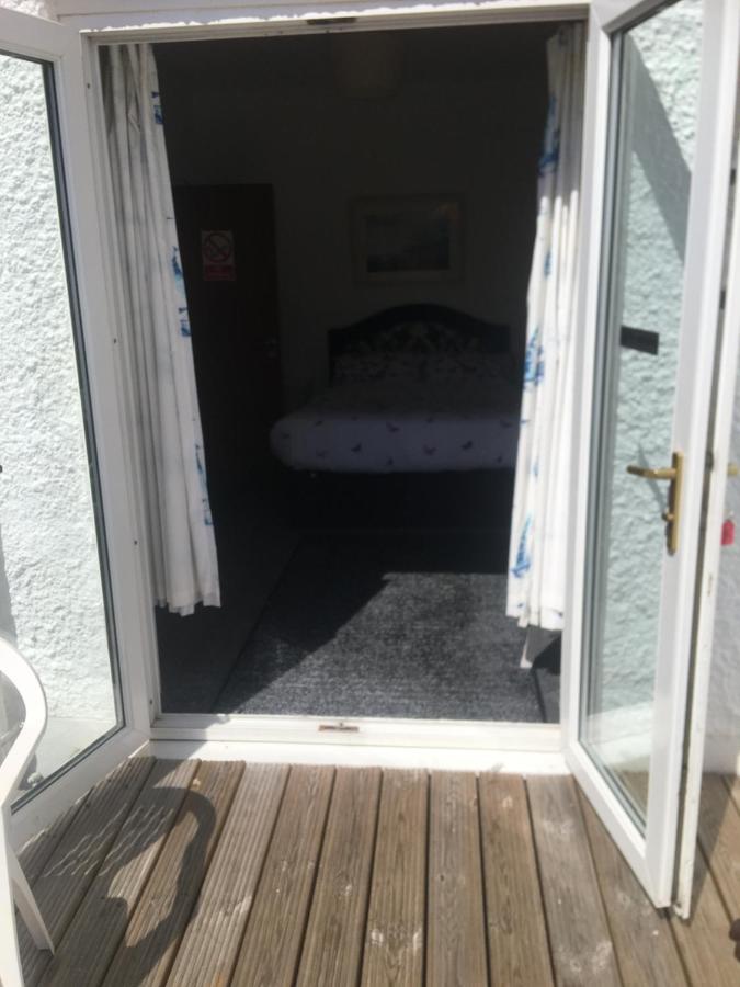 Pink House ,Opposite Beach ,Sleeps 6 , 2 Bedroom Ground Floor Self Contained Garden Flat , Private Entrance , Kitchen , Guaranteed Parking ,Wifi , Movies ,Bathroom ,Fridge , Microwave ,Bedroom 1, Double Bed & 2 Single Beds ,Bedroom 2 , Double Bed Paignton Dış mekan fotoğraf