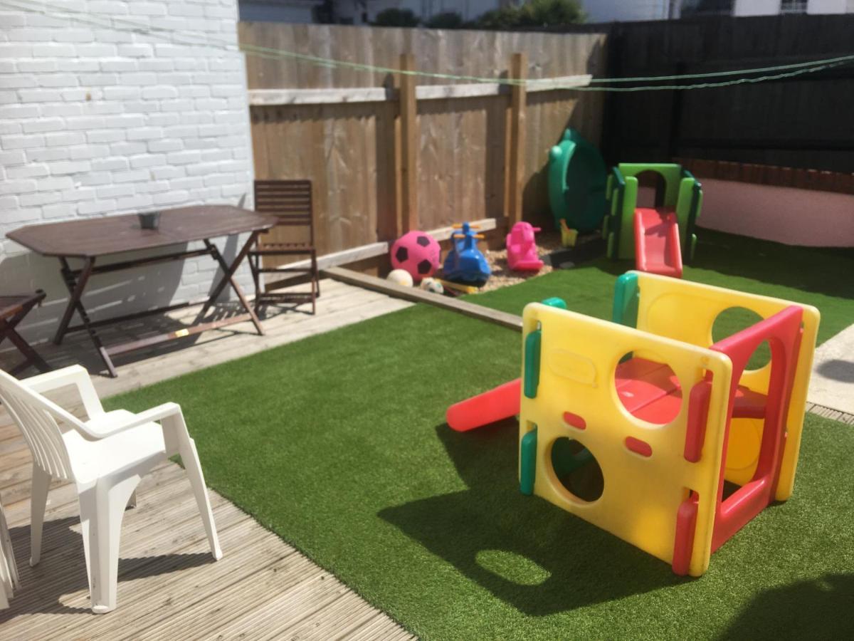 Pink House ,Opposite Beach ,Sleeps 6 , 2 Bedroom Ground Floor Self Contained Garden Flat , Private Entrance , Kitchen , Guaranteed Parking ,Wifi , Movies ,Bathroom ,Fridge , Microwave ,Bedroom 1, Double Bed & 2 Single Beds ,Bedroom 2 , Double Bed Paignton Dış mekan fotoğraf